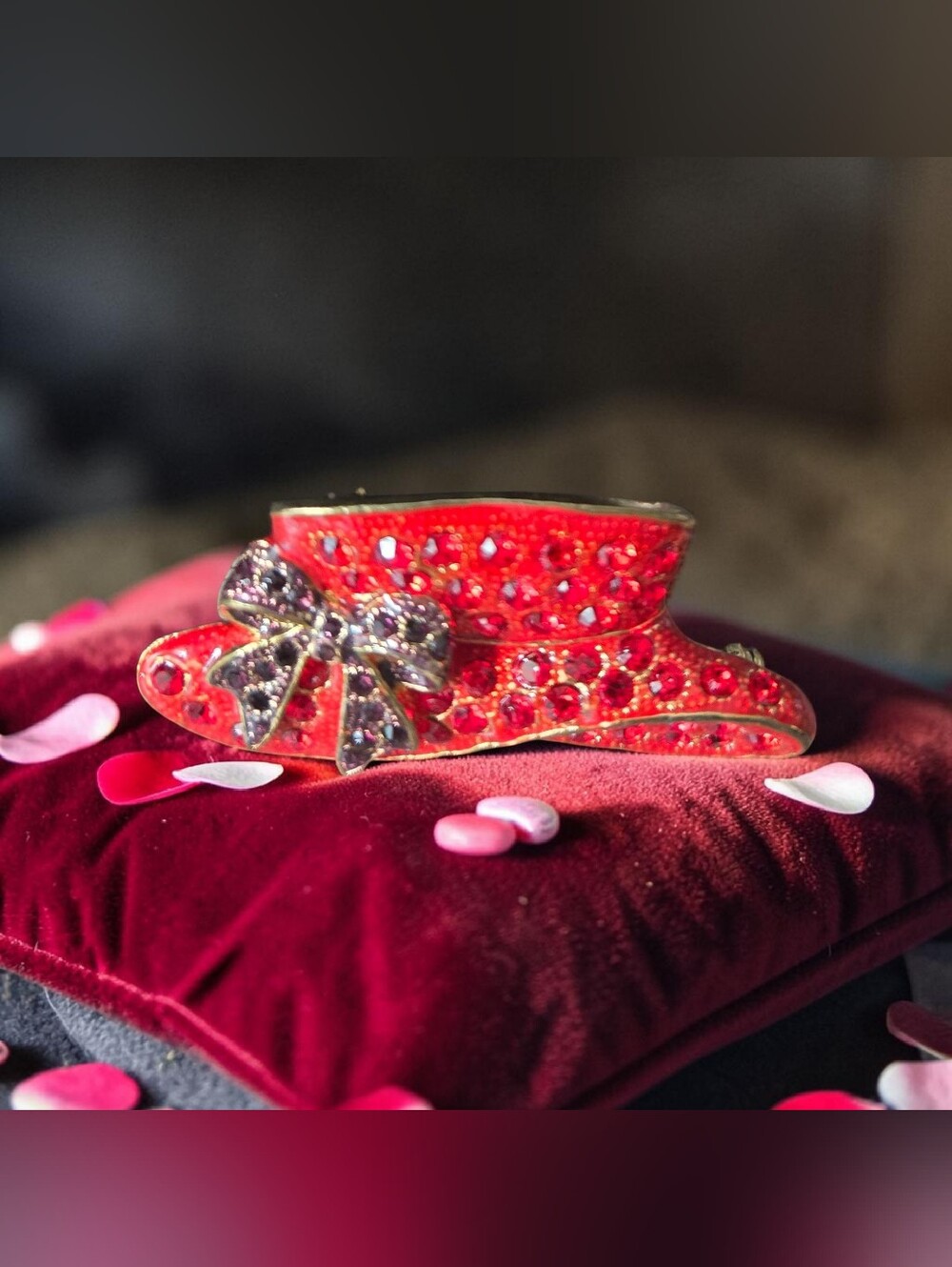 Red Crystal Hat Vintage Brooch with Bow Accent - Picture 2 of 3